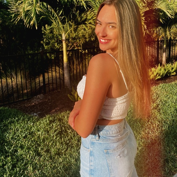 Profile Picture of Julia Weiner (@juliaweiner1212) on Poshmark