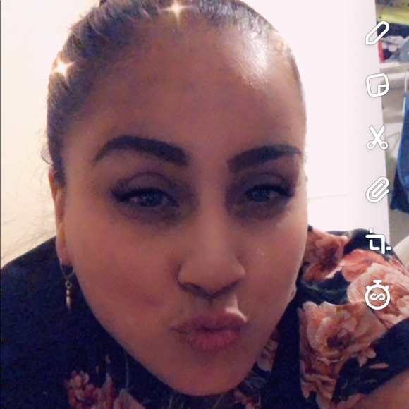 Profile Picture of Emily Losoya (@emilyannlosoya) on Poshmark