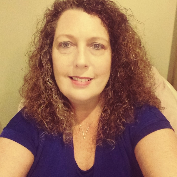 Profile Picture of Veruschka Eutsler (@vloreal) on Poshmark