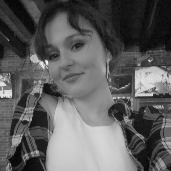 Profile Picture of Gabrielle Barnello (@gabybarnello) on Poshmark