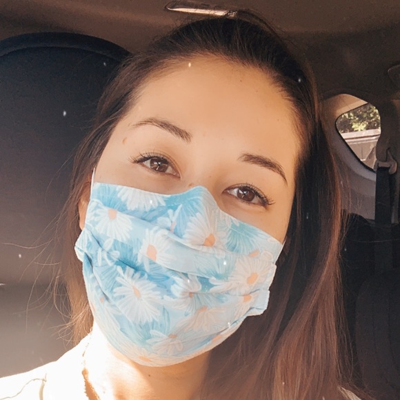 Profile Picture of Cristina Hahnlein (@cristinahah) on Poshmark