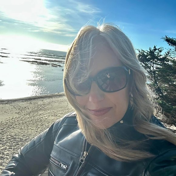 Profile Picture of Sandra Martinson silveira (@sandslynne) on Poshmark