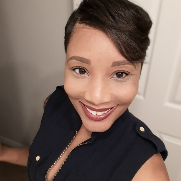 Profile Picture of Anthoinette Anthoinette (@anthoinettea) on Poshmark