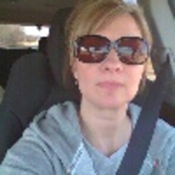 Profile Picture of Carrie Heidebrink (@cheidebrink) on Poshmark