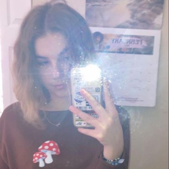 Profile Picture of Lyss Bedell (@lyssbedell) on Poshmark