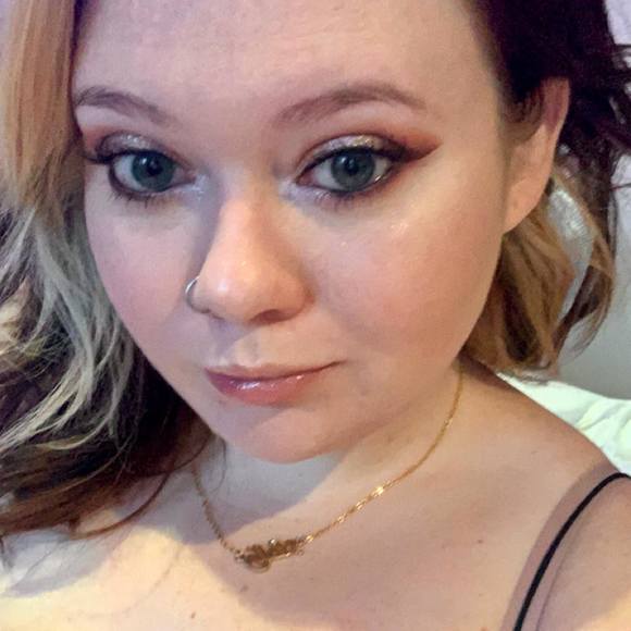 Profile Picture of Holly Peever (@hollypeever) on Poshmark