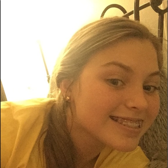 Profile Picture of Kaylee Sharpe (@kayleesharpe10) on Poshmark