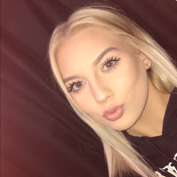 Profile Picture of Hope Maxwell (@hopemackenzie25) on Poshmark