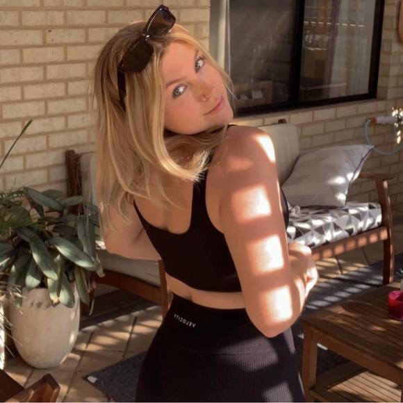 Profile Picture of Caitlyn Crinnion (@caitlyncrinnion) on Poshmark