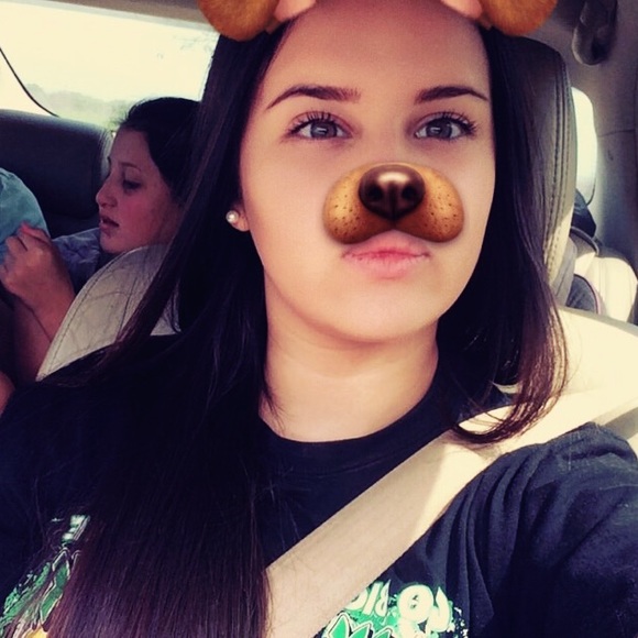 Profile Picture of Lorena Perez (@lorennaaa_) on Poshmark