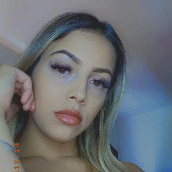 Profile Picture of Brittany Collentro (@bcollentro) on Poshmark