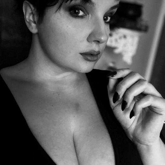 Natalie Piskor - Poshmark Profile Picture of Natalie Piskor (@natalielbeauty) on Poshmark