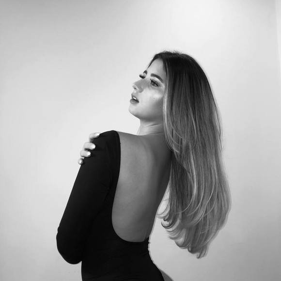 Profile Picture of Vitoria Castelo (@vitoriacastelo) on Poshmark