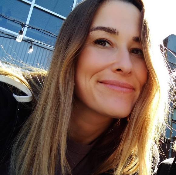 Profile Picture of Leah Peroni (@leahperoni) on Poshmark