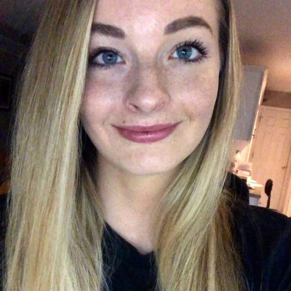 Profile Picture of Alexis Steele (@lexidawn97) on Poshmark