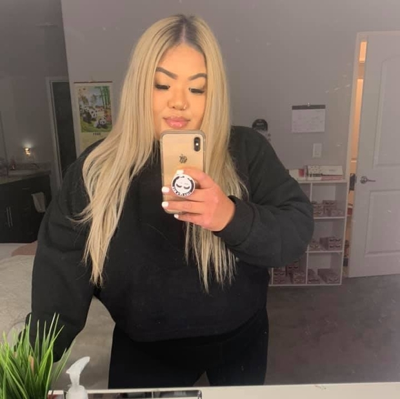 Profile Picture of Jenevieve Sarian (@jenevievesarian) on Poshmark