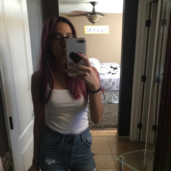 Profile Picture of Alexa Fontes (@camiiilla1) on Poshmark