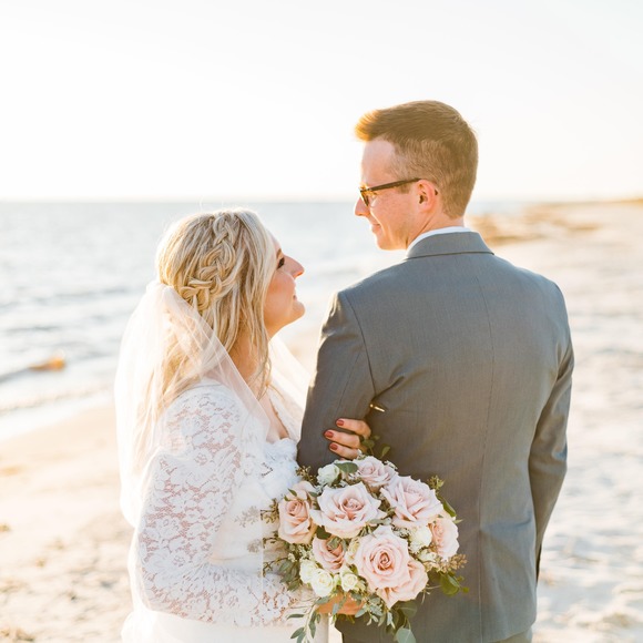 Profile Picture of Lauren Tedford (@laurenetaylor89) on Poshmark