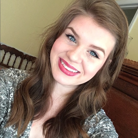 Profile Picture of Julia Stillinger (@mom_oftwo_) on Poshmark