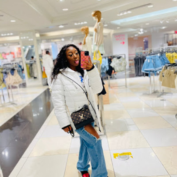 Profile Picture of Karina Taweh (@tawehkarina) on Poshmark