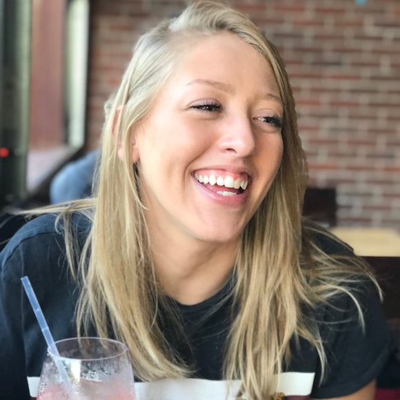 Jillian Donham - Poshmark Profile Picture of Jillian Donham (@jillianohdamn) on Poshmark