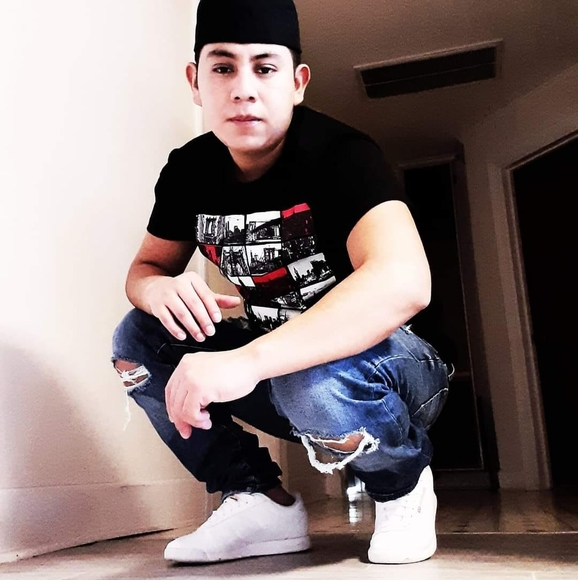 Profile Picture of David Toma (@davidtoma) on Poshmark