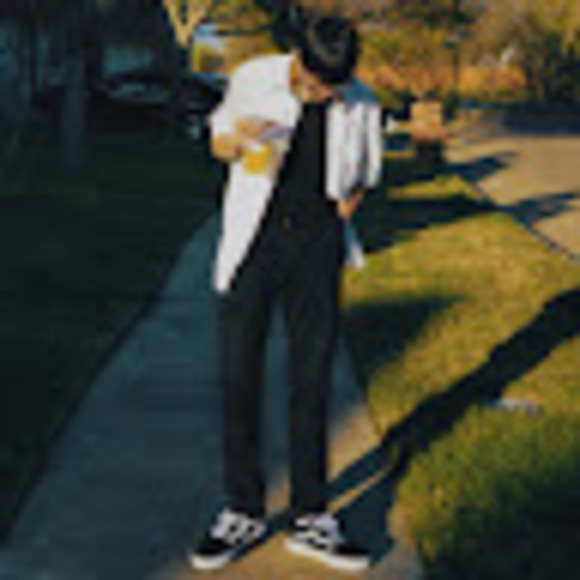 Profile Picture of Thinh Phan (@thinhcomepan) on Poshmark