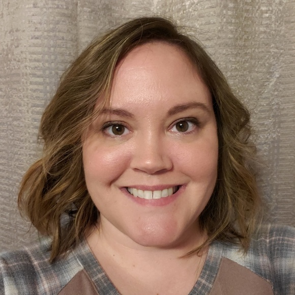 Profile Picture of Julianne Shoemaker-johnson (@julieshoe) on Poshmark