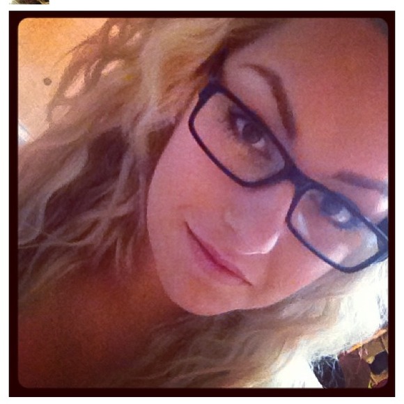 Profile Picture of Melody Cascarella (@ivoid18) on Poshmark