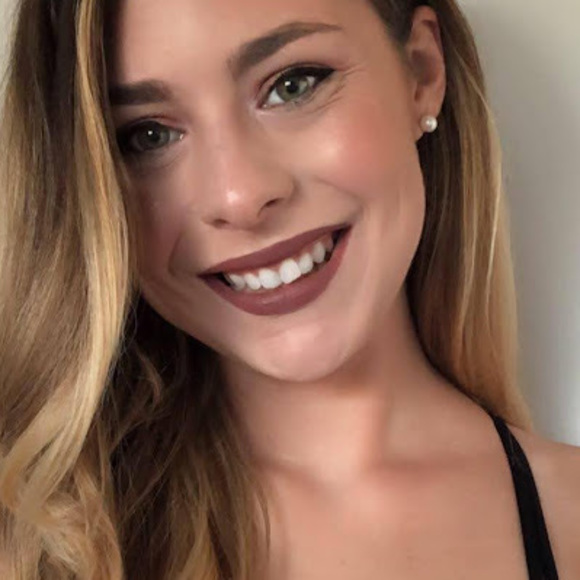 Alicia Deveau - Poshmark Profile Picture of Alicia Deveau (@deveaujalicia) on Poshmark