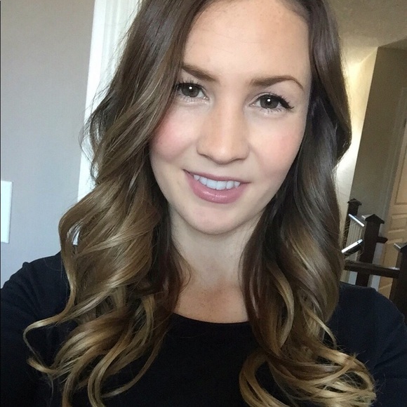 Profile Picture of Lucy Porter (@lucy_porter) on Poshmark