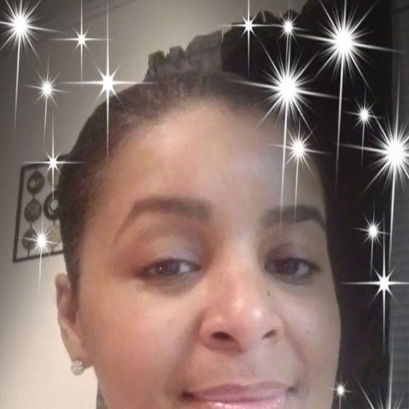 Profile Picture of Shawna Roderick (@shawnaellis95) on Poshmark