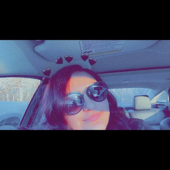 Belle Lyerla - Poshmark Profile Picture of Belle Lyerla (@belle_lyerla) on Poshmark