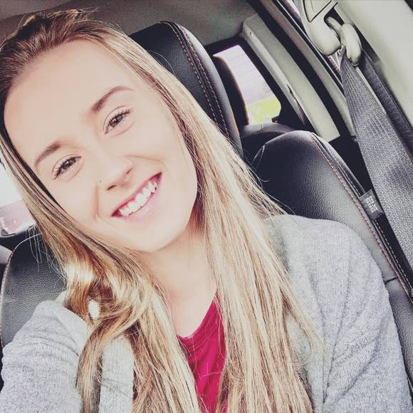 Profile Picture of Nicole Sweazey (@nicolepaulette) on Poshmark