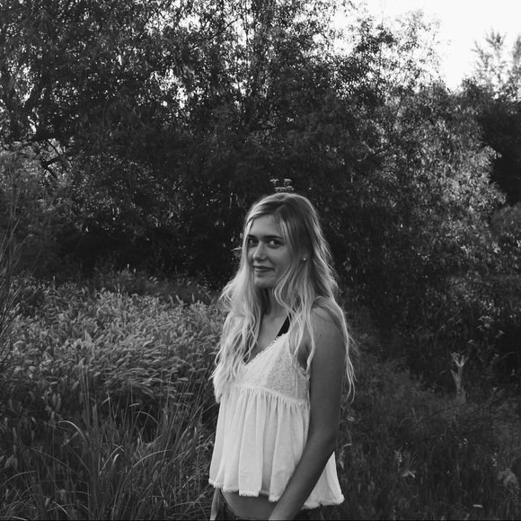 Profile Picture of Lauren Lofthouse (@laurenloft) on Poshmark