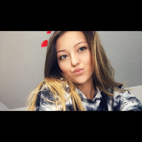 Profile Picture of Hope Motycka (@hlm19) on Poshmark