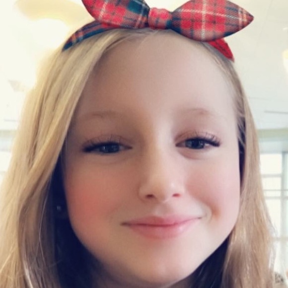 Profile Picture of Crystalina Lackey (@crystalina_l) on Poshmark