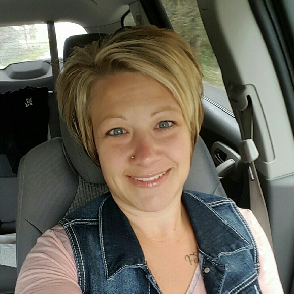 Profile Picture of Heather Maleski (@maleskih) on Poshmark