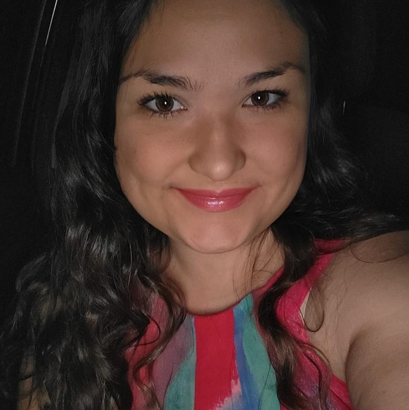 Profile Picture of Danielle Ponte (@dponte17) on Poshmark