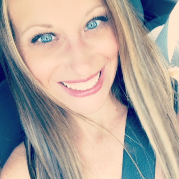 Profile Picture of Laura Fallarme (@lauramarie224) on Poshmark