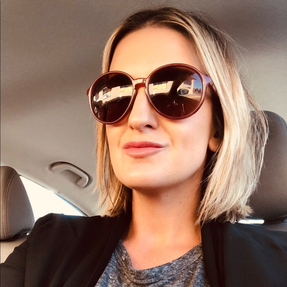 Profile Picture of Carly Spomer (@cjspomer) on Poshmark