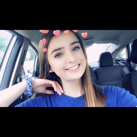Profile Picture of Hanna Holmes (@holmeshanna101) on Poshmark