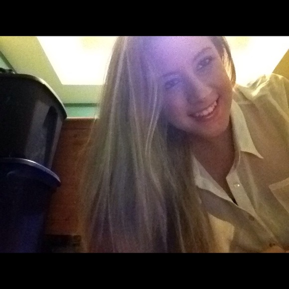 Profile Picture of Ianna Hartel (@ianna97) on Poshmark