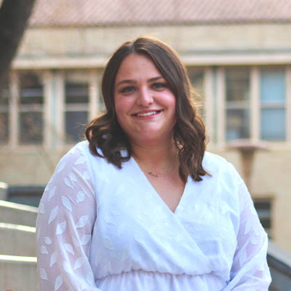 Profile Picture of Leah Goroski (@leah_goroski) on Poshmark