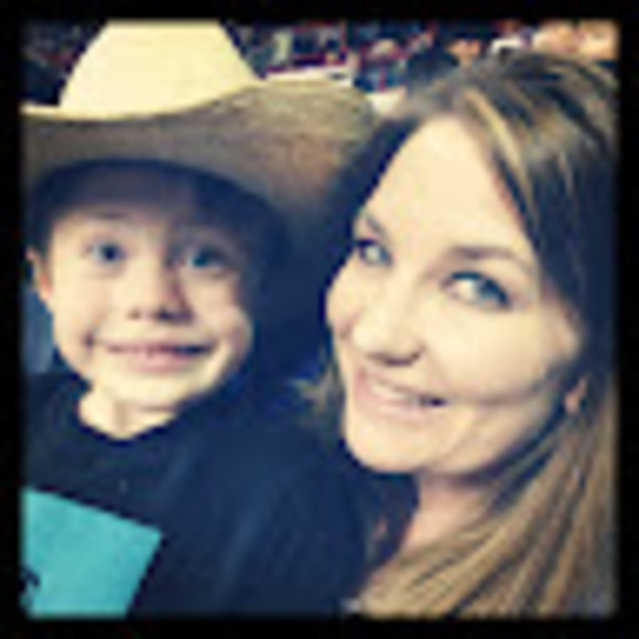 Profile Picture of Stephenie Champney (@schampney3105) on Poshmark