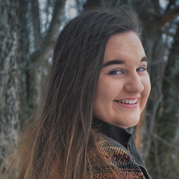 Profile Picture of Beth Thomas (@beththhomass) on Poshmark