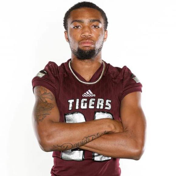 Profile Picture of Lathan Cubit (@lathancubit) on Poshmark