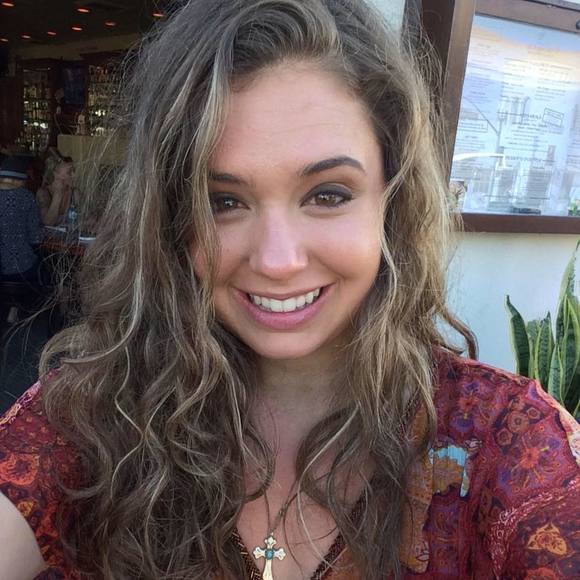 Profile Picture of Chloe Grafakos (@chloeanne217) on Poshmark