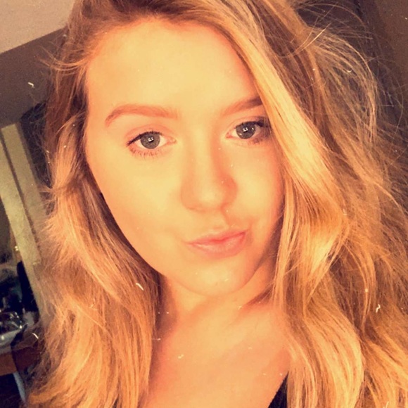 Profile Picture of Savannah Hobbs (@savhobbs) on Poshmark