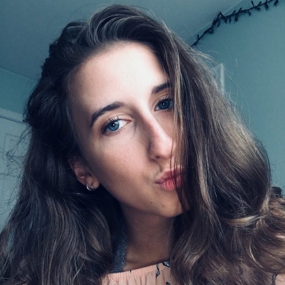 Profile Picture of Alura Touey (@alura_touey) on Poshmark
